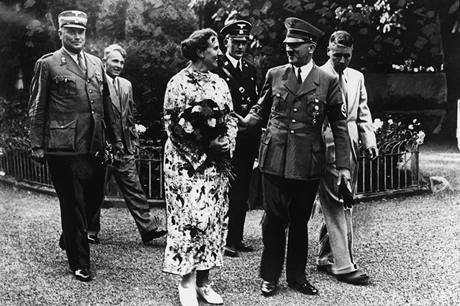 Adolf Hitler a Winifred Wagnerova v zahrad její vily ve Wahnfriedu roku 1937