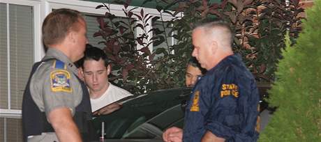 Policisté odváejí Raymonda Clarka, od nho poadují vzorek DNA v souvislosti se zabitím studentky nalezené ve zdi univerzitní laboratoe. (15. záí 2009)
