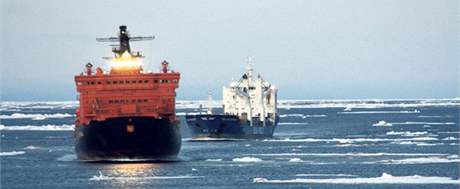 Dv nákladní lod hamburského rejdaství v Barentsov moi.
