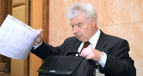 Poslanec Milo Melák na projednávání své stínosti u Ústavního soudu v Brn. (10. záí 2009)