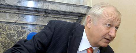 Ministr financí Eduard Janota na jednání vlády. (16. záí 2009)