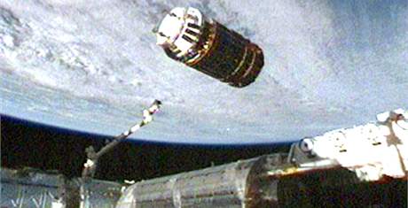 Japonsk lo se pibliuje k Mezinrodn vesmrn stanici (ISS). (17. z 2009)