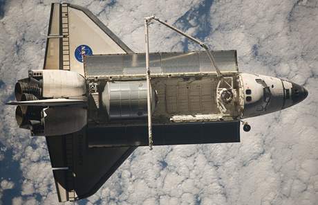 Na palub Discovery se zpt na Zemi vrací Amerian Tim Kopra, kterého na ISS vystídala jeho krajanka Nicole Stottová.