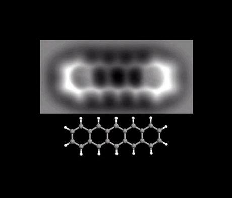 První fotografický snímek skutené molekuly