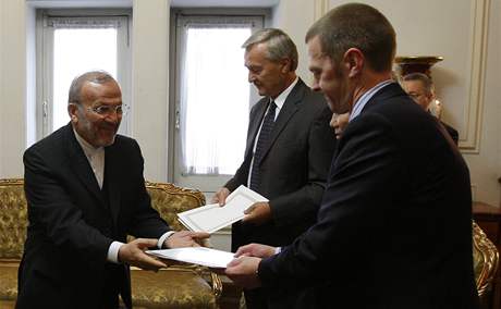 Íránský ministr zahranií Manúehr Mottakí pedává jaderné návrhy Teheránu (9. záí 2009)
