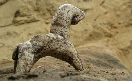 Keramická plastika stedovkého koníka, kterou nali archeologové v Mikulicích.