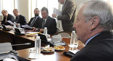 Zástupci parlamentních stran jednali s ministrem financí Eduardem Janotou o státním rozpotu na rok 2010. (18. 9. 2009)