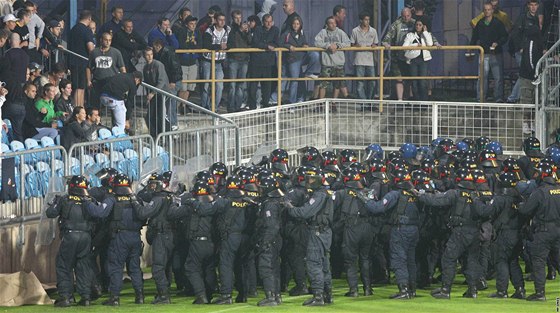 Policie musela zasáhnout na stadionu v Opav kvli výtrnostem chuligán pi zápase domácích s Baníkem Ostrava