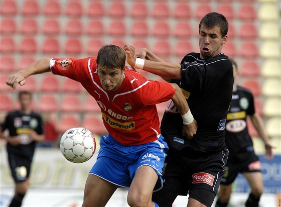 Píbramský stoper Jakub tochl (vpravo) bojuje s plzeským útoníkem Davidem Stihavkou