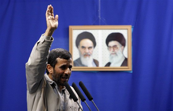 Mahmúd Ahmadíneád pi projevu, v nm opt popel holocaust (18. záí 2009)