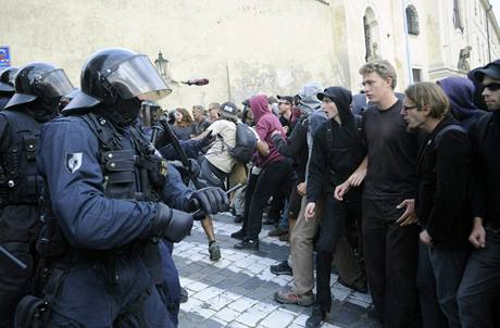 squatei se pi obsazovn domu na Albertov stetli s polici.