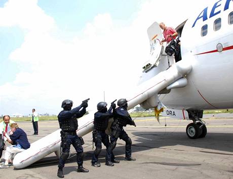 Mexick policie osvobozuje pasary Boeingu 737, kter unesl Jos Flores (10.9.2009)