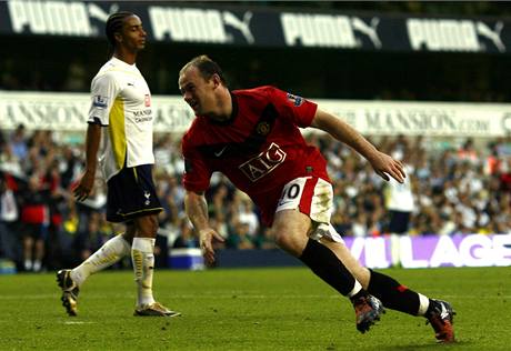 Takto slavil Rooney svj gól v anglické lize do sít Tottenhamu, v Lize mistr se ale neprosadil a byl stídán.