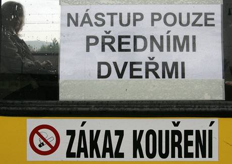 Nstup pouze pednmi dvemi, tak zn npis na jednom z litvnovskch autobus. (15. 9. 2009)