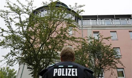 Nmeck policista u gymnzia v Ansbachu, kde tonk zranil nkolik student. (17. z 2009)