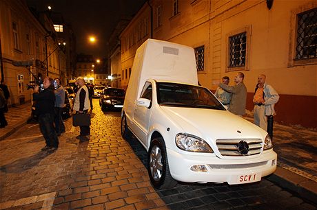 Papamobil ve Vorilsk ulici, kde sdl vatiknsk velvyslanectv (17. z 2009)