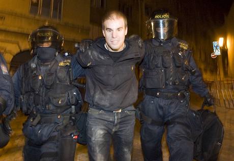 Redaktora iDNES.cz Pavla Eichlera, kter byl v dom se squatery, v 01:40 zadrela policie. (13. z 2009)