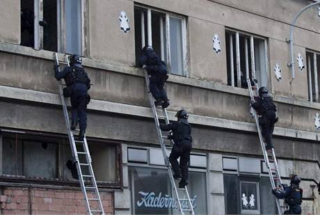 Policist rno zadreli squatery, kte v sobotu obsadili dm na Albertov v Praze 2 (13. z 2009)