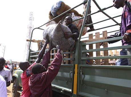 Prvn lid opoutj slum Kibera u keskho Nairobi (16. z 2009)