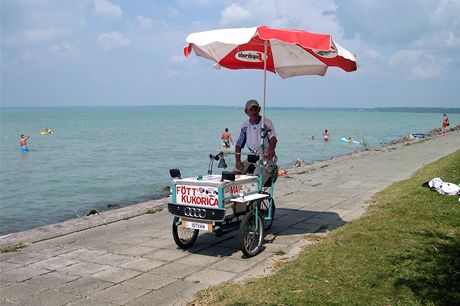 Maarsko, Balaton. Istvn - prodejci vaen kukuice pat na bezch Balatonu ke koloritu. Prodava Istvn se svm speciln upravenm kolem jezd po plch u Siofoku u dlouh lta.