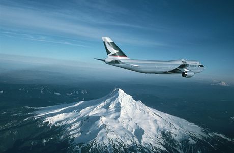 Boeing 747-400 spolenosti Cathay Pacific pelétává nad Mount Hood