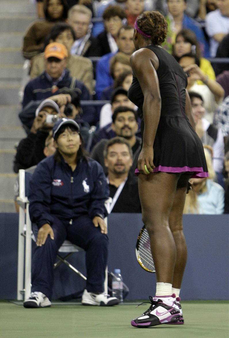 Americká tenistka Serena Williamsová (vlevo) gratuluje belgické soupece Kim Clijstersové k postupu do finále grandslamového US Open.