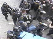 Zsah policist pi rozhnn pznivc squattingu. Policist pouili obuky a pyrotechniku.