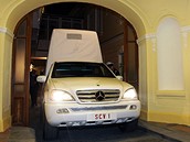 Papamobil ve Vorilsk ulici, kde sdl vatiknsk velvyslanectv (17. z 2009)