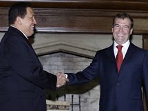 Rusk prezident Medvedv s venezuelskm prezidentem Chvezem v rezidenci Barvicha u Moskvy (10. z 2009)