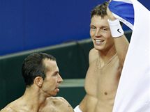 Radek tpnek (vlevo) a Tom Berdych slav postup do finle Davisova pohru