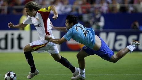 FC Sevilla - Unirea Urziceni, domácí Diego Capel (vlevo) a Vasile Maftei 