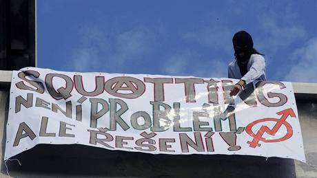 Squattei obhajuj obsazen domu na Albertov prostednictvm transparent (12. z 2009)