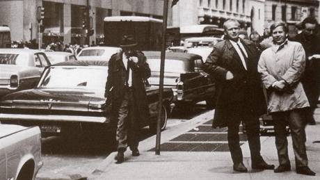 Václav Havel (vpravo) s pítelem Stanislavem Machákem na jae 1968 v New Yorku, ped burzou na Wall Streetu. 