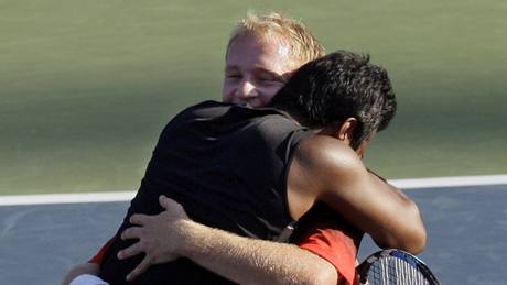 Luká Dlouhý (elem) a Leander Paes se radují z triumfu na US Open 2009