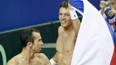 Radek tpnek (vlevo) a Tom Berdych slav postup do finle Davisova pohru