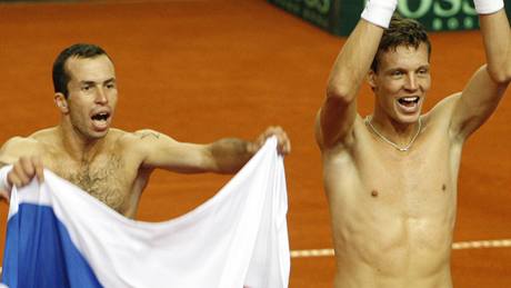 Radek tpánek (vlevo) a Tomá Berdych slaví postup do finále Davisova poháru