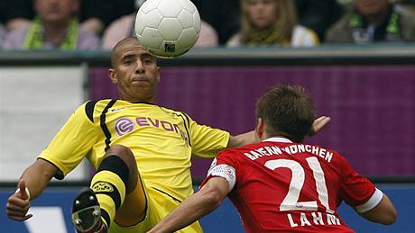 Dortmund - Bayern Mnichov: Mohamed Zidan (vlevo) v souboji s Philippem Lahmem