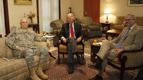 Joe Biden (uprosted) se v Bagdádu setkal s generálem Rayem Odiernem (vlevo) a velvyslancem Chrisem Hillem (15. záí 2009)