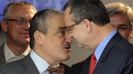 Nkdo, kdo je ve vysoké funkci, by pece ml mít peníze na byt. A Veleslavín zas taková sláva není, íká lídr TOP 09 Karel Schwarzenberg o minulosti Miroslava Kalouska.