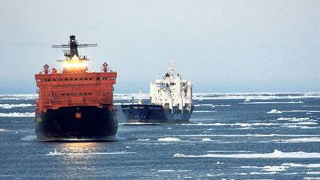 Dv nákladní lod hamburského rejdaství v Barentsov moi.
