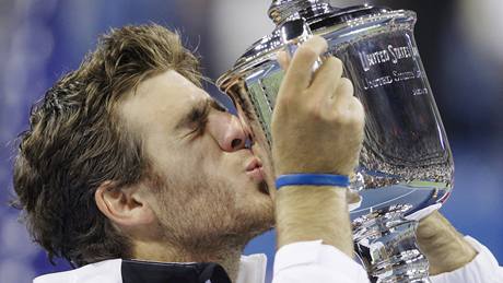 Juan Martin Del Potro líbá trofej pro vítze US Open 2009