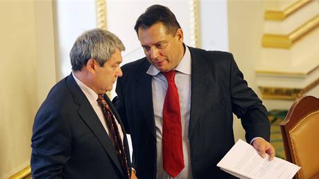 Vojtch Filip (KSM) a Ji Paroubek (SSD) v Poslaneck snmovn. (15. z 2009)