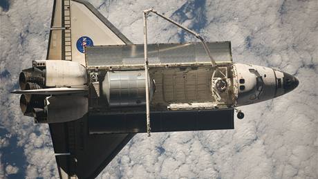 Na palub Discovery se zpt na Zemi vrací Amerian Tim Kopra, kterého na ISS vystídala jeho krajanka Nicole Stottová.