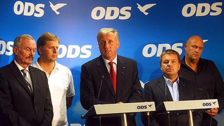 Pemysl Sobotka, Petr Bendl, Mirek Topolánek, Petr Tlucho a Tomá Julínek po mimoádném zasedání výkonné rady ODS v Praze (16. záí 2009)