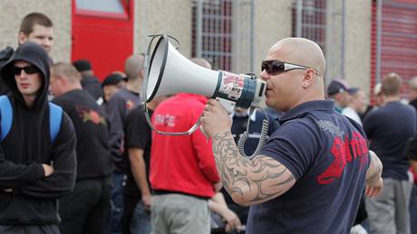 Píznivci krajní pravice se seli u brnnské vznice a uspoádali protest proti zatení svých kamarád.