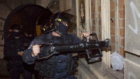 Policisté ráno zadreli squattery, kteí v sobotu obsadili dm na Albertov v Praze 2. (13. záí 2009)
