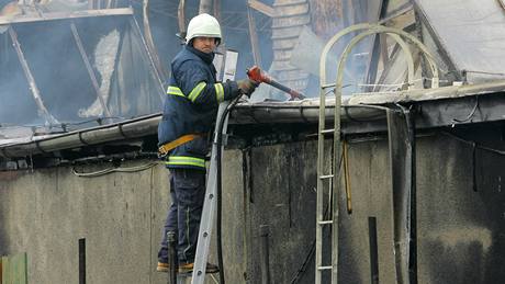 Ptapadesát profesionálních i dobrovolných hasií bojovalo s poárem dvou výrobních hal v areálu táborské firmy Comett plus
