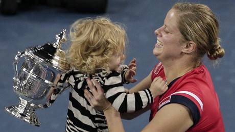 Kim Clijstersová se raduje ze svého triumfu na US Open spolen s dcerkou Jadou.
