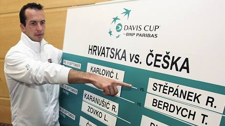 Radek tpánek u tabule s rozpisem zápas semifinále Davisova poháru mezi Chorvatskem a eskem.