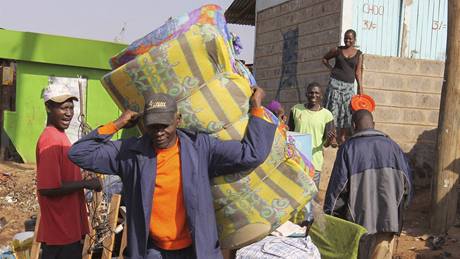 První lidé opoutjí slum Kibera u keského Nairobi (16. záí 2009)